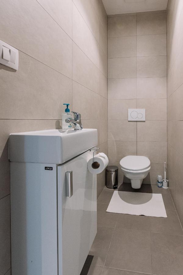 Skau 1 Old Town Family & Business Apartment Free Parking บราติสลาวา ภายนอก รูปภาพ