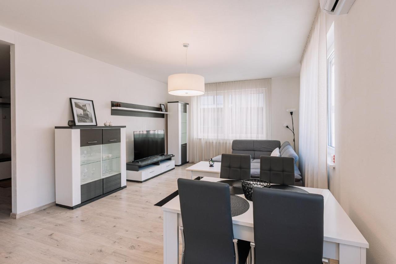 Skau 1 Old Town Family & Business Apartment Free Parking บราติสลาวา ภายนอก รูปภาพ