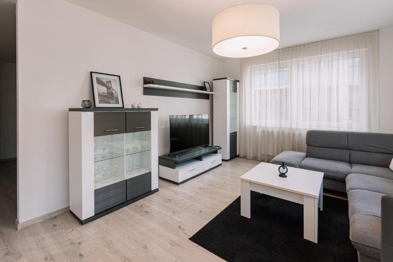 Skau 1 Old Town Family & Business Apartment Free Parking บราติสลาวา ภายนอก รูปภาพ