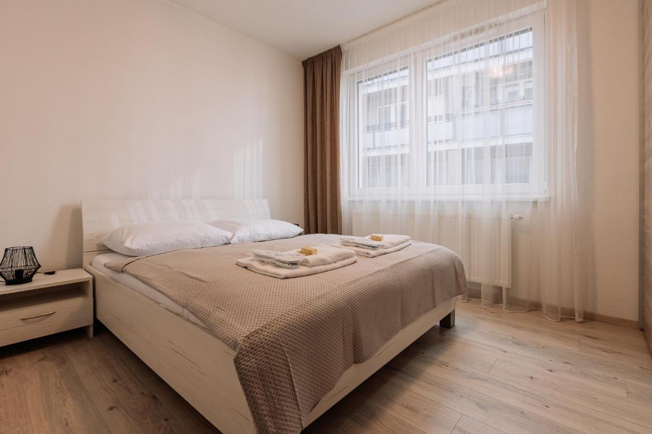 Skau 1 Old Town Family & Business Apartment Free Parking บราติสลาวา ภายนอก รูปภาพ