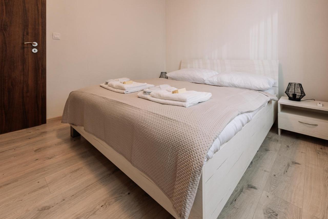 Skau 1 Old Town Family & Business Apartment Free Parking บราติสลาวา ภายนอก รูปภาพ
