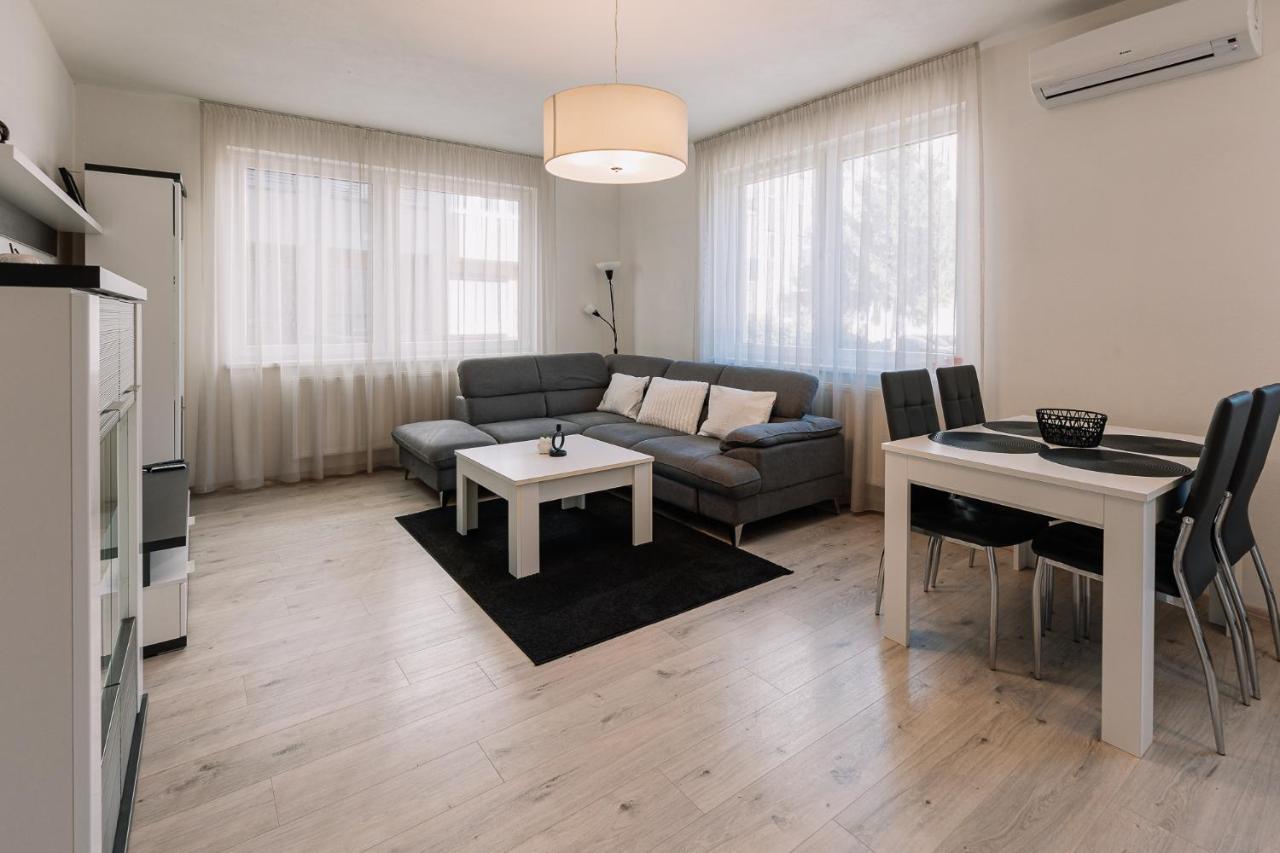 Skau 1 Old Town Family & Business Apartment Free Parking บราติสลาวา ภายนอก รูปภาพ